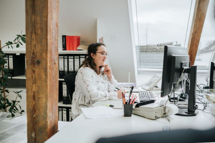 Auszubildende Steuerfachkraft am Telefon