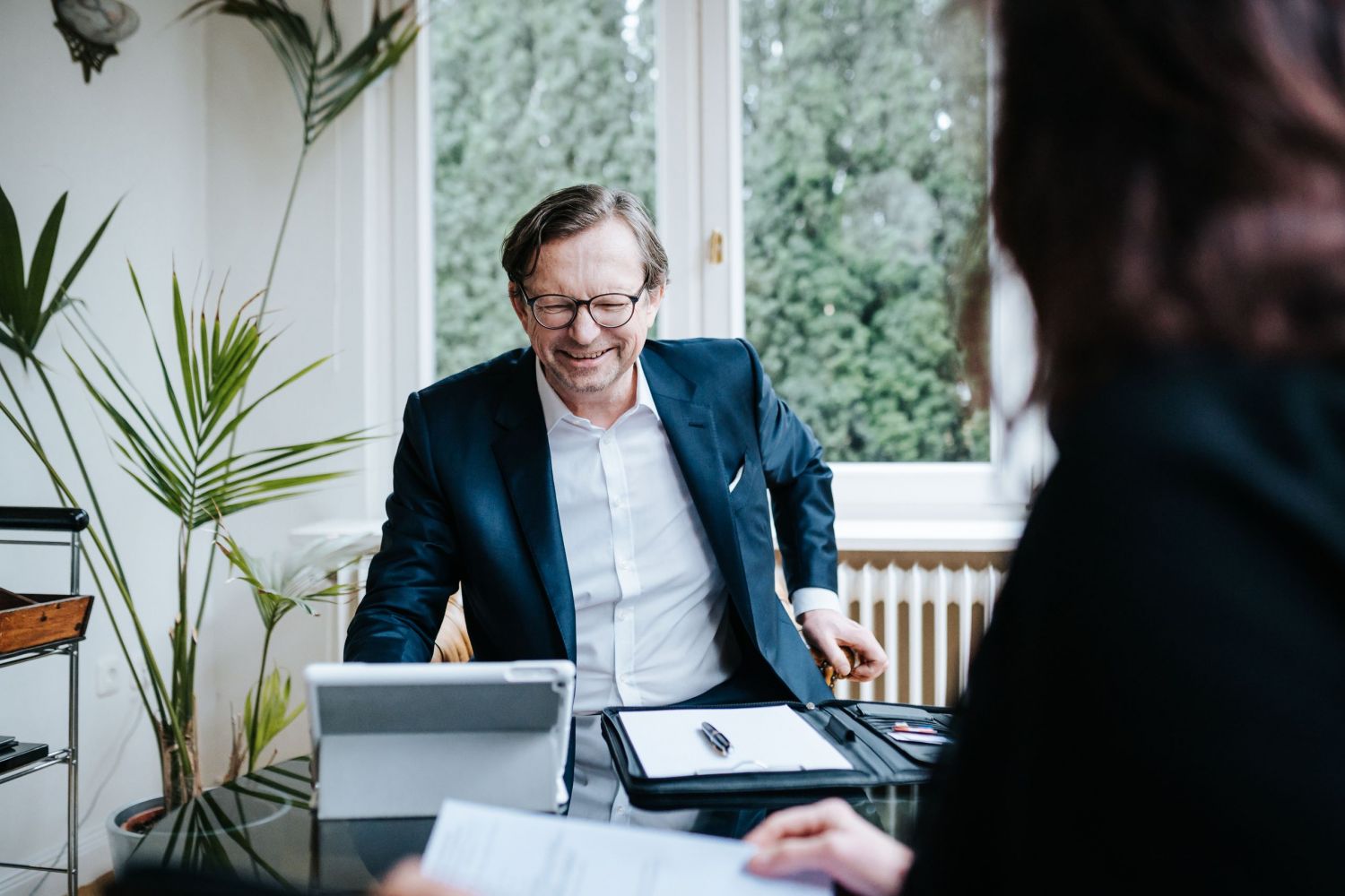 Dr. Schwarz lachend bei der Steuerberatung