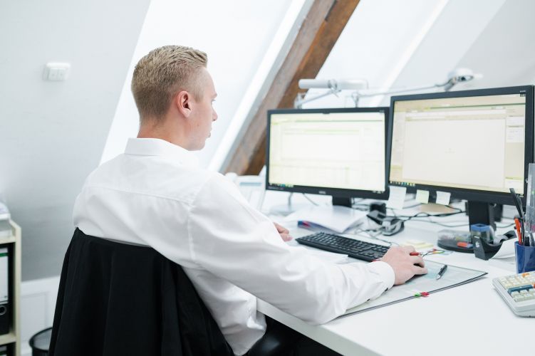 Auszubildender Steuerberater am Computer