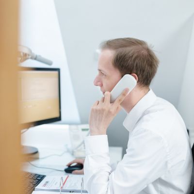 Auszubildende Steuerfachkraft am Telefon