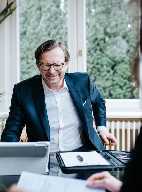 Dr. Schwarz Wirtschaftsprüfer lachend