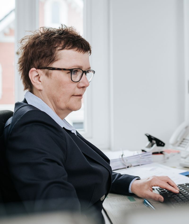 Steuerberaterin am Computer